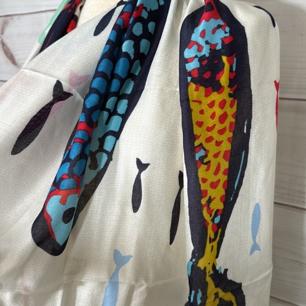 NWT Vera Bradley Soft Fringe Scarf Wrap in Go Fish Pattern - Picture 4 of 7
